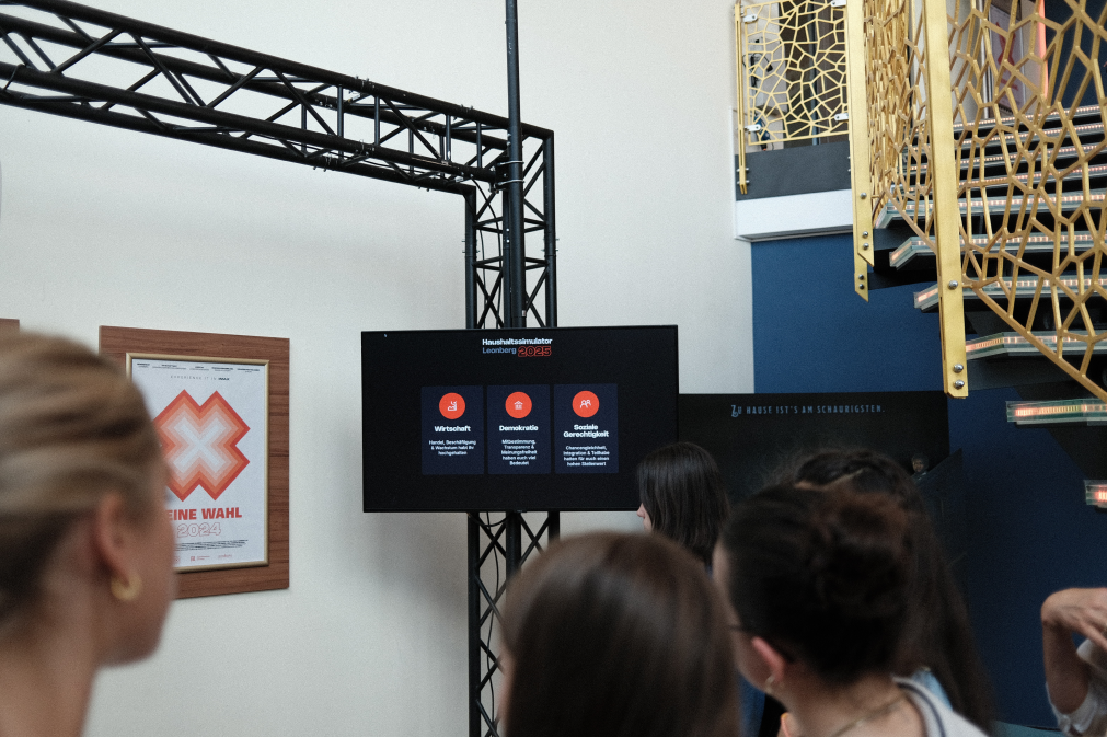 A participant presses the button to start the simulation